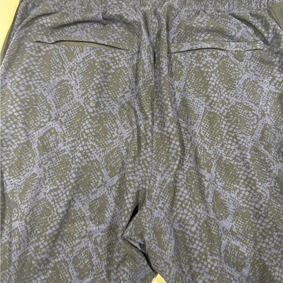 Women’s Athleta Snakeskin Print Cuffed Brooklyn Jogger Pants Size 4 EUC - Picture 12 of 14